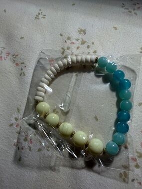 Beaded Stretch Bracelet in Aqua, Cream & White